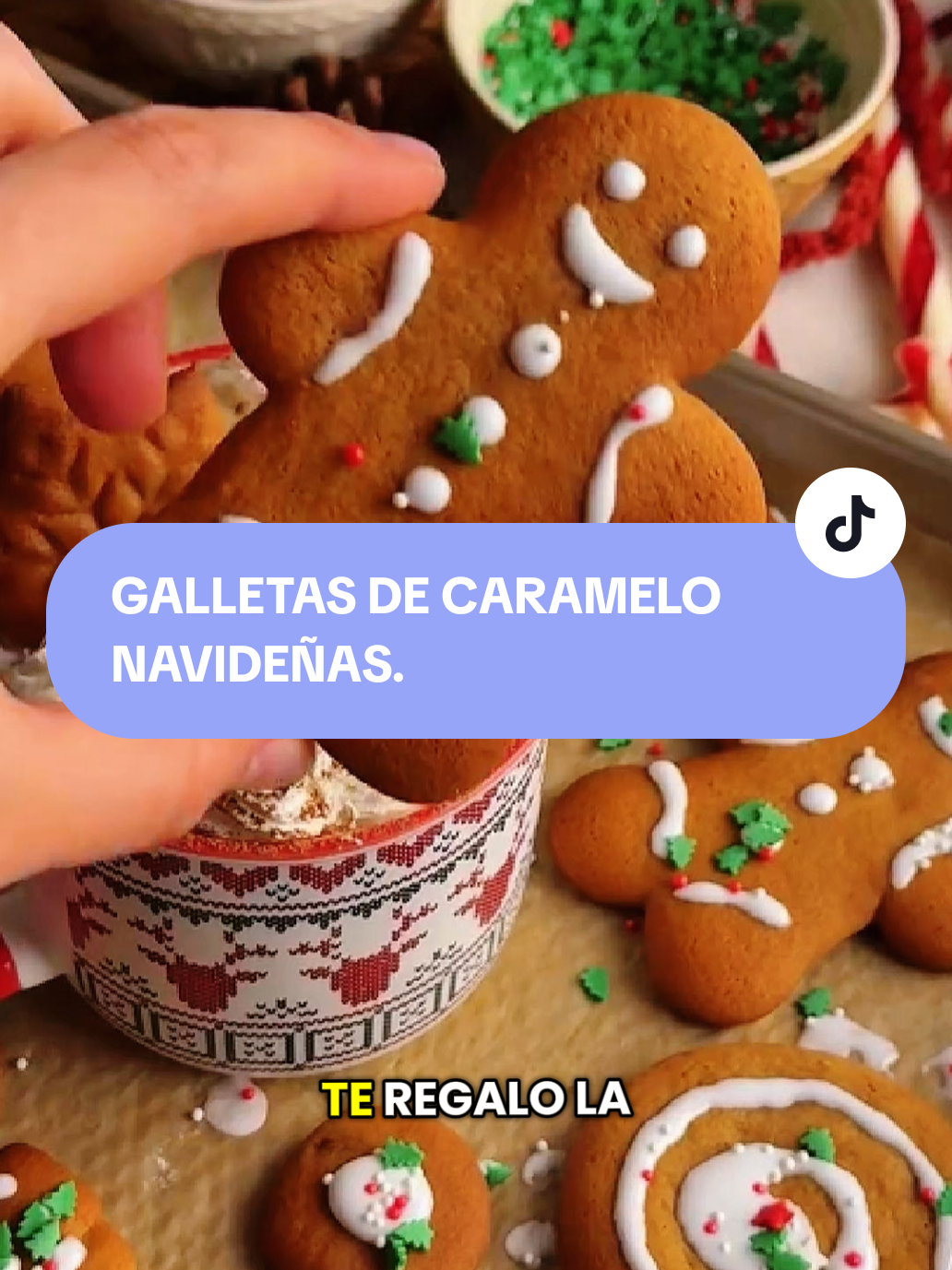 Galletas de Caramelo 🍪🎄🥛 Necesitarás👩🏻‍🍳 200 g de azúcar 100 g de mantequilla 120 ml de agua hirviendo 350-400 g de harina 1 huevo 1/2 cucharadita de bicarbonato de sodio 1 cucharada de mezcla navideña (yo usé 1 cucharada rasa de canela y una pizca de nuez moscada) opcional Para el glaseado: 1 clara de huevo 200 g de azúcar glas 1/2 cucharadita de zumo de limón Calienta la mitad de los 100 g de azúcar en una cacerola de fondo grueso (o una sartén) a fuego medio. Remueve suavemente con una espátula de madera (mejor sin tocarla). Una vez que el azúcar se haya derretido, añade con cuidado el agua hirviendo (¡mejor no te acerques demasiado a la estufa!). Luego, añade el resto del azúcar y remueve hasta que se disuelva por completo. Reduce el fuego y añade la mantequilla. Retira la masa del fuego y deja que se enfríe. Una vez que la masa se haya enfriado, añade el huevo, mezcla y luego tamiza la harina, el bicarbonato y la mezcla navideña. Cubre y refrigera durante un par de horas. Después, espolvorea harina sobre papel de horno, extiende la masa hasta que tenga un grosor de 5 mm (si está demasiado pegajosa, añade más harina). Usa cortadores de galletas para darles forma. Hornea en un horno precalentado a 180 °C durante 4 minutos (vigila los bordes; deben dorarse ligeramente). Si las horneas demasiado, las galletas quedarán secas. Saca las galletas del horno, déjalas enfriar y decóralas a tu gusto. Para el glaseado, bate el azúcar glas con las claras de huevo hasta que estén bien blancas, luego añade el zumo de limón y bate un par de minutos más hasta que espese.