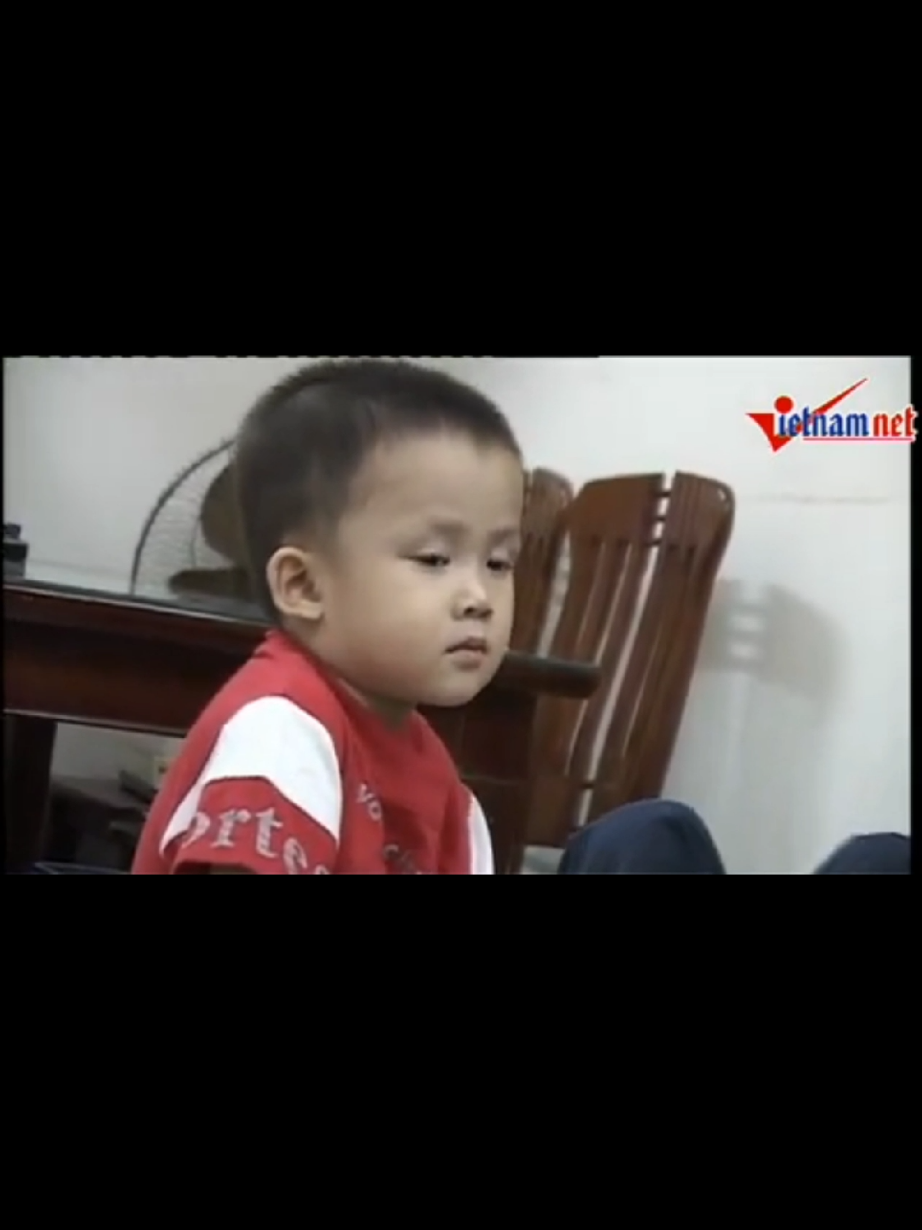 “Bạn hỏi tôi kể về những câu chuyện trong hành trình mong mỏi được làm một người bình thường của cậu bé Thiện Nhân này? Đó là một câu hỏi khiến tôi lúng túng, lúng túng giống như một đứa trẻ với quá nhiều kẹo trên tay, đến nỗi loay hoay chỉ sợ rơi mất… Hành trình khởi đầu bằng một đứa trẻ bị bỏ lại trên hai cái lá đu đủ và bị che kín bằng một cái mẹt rách, ở một nơi chẳng mấy người qua kẻ lại. Kiến, côn trùng bu kín vết thương bị cắn xé nham nhở. Và máu khô lại trên cơ thể đã tím đen. Tôi nhớ lắm cái cảm giác đau đớn và tuyệt vọng của một đứa trẻ khi con cá vàng mình nuôi bị chết. Con cá vàng óng ánh trong mắt của một đứa trẻ, là tôi ngày bé, lộng lẫy đến tuyệt vời. Một ngày, khi tôi đi học về, con cá nằm chết bên cạnh cái bể nước. Cả đàn kiến bu lấy nó. Tôi đã gây ra cái chết này, vì ngu dốt đổ quá nhiều nước nên con cá quẫy mạnh rồi bị rơi ra ngoài bể. Các ông bố sẽ không bao giờ hiểu được cảm giác này vì họ không có cơ hội được biết cái cử động đầu tiên của một em bé trong bụng mẹ. Đó là một cái quẫy rất nhẹ, giống như một con cá bé tí xíu quẫy nước. Đó là cảm nhận đầu tiên của người mẹ về một sự sống nhỏ bé bắt đầu lớn lên trong cơ thể mình. Đó là sợi dây đầu tiên kết nối giữa Con và Mẹ. Đó là cử động nhỏ đến mong manh, nhưng lại quyết định niềm tự hào, hạnh phúc hay sự đau khổ của người làm mẹ. Khi người ta lần đầu tiên nhìn thấy Thiện Nhân, thằng bé không có chút biểu hiện nào của sự sống. Tím đen, bị mất chân phải, mất bộ phận sinh dục, và bị kiến bu đầy. Không cha, không mẹ, không tên, một ‘đứa bé vô danh,’ một ‘thằng cụt.’ Nỗi đau đớn đến tột cùng, ranh giới của cái chết và sự sinh tồn khiến không biết bao bà mẹ, bao ông bố đã khóc thương, đã căm giận. Tôi rất sợ kiến, tôi khóc thương con cá vàng của tôi, tôi chợt thấy tôi đang bỏ quên một đứa con của mình. Tôi phải đón Thiện Nhân về, để yêu, để bù đắp…,” người mẹ ấy viết.#hanhtrinhyeuthuong #thiennhan #chulinhchithiennhan #hanhtrinhthiennhan 