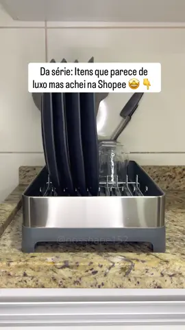 Esse escorredor de louças além de não ocupar muito espaço tem essa saída de água que não deixa acumular  Comente para receber o link #cozinha #loucas #casa #portatil #tramontina 