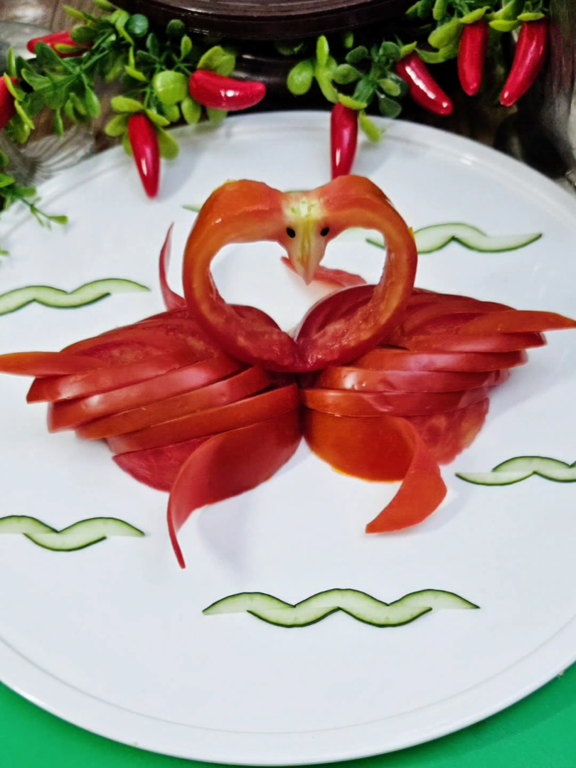 Cisnes apaixonados feitos com tomate 🍅💘 #foodart #saladas #receitas #legumes #comofazer 