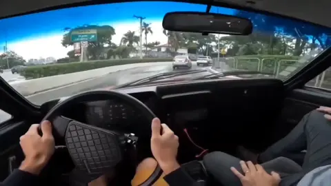 petrolhead batendo o carro e o alemão não sebe se dá risada ou chora