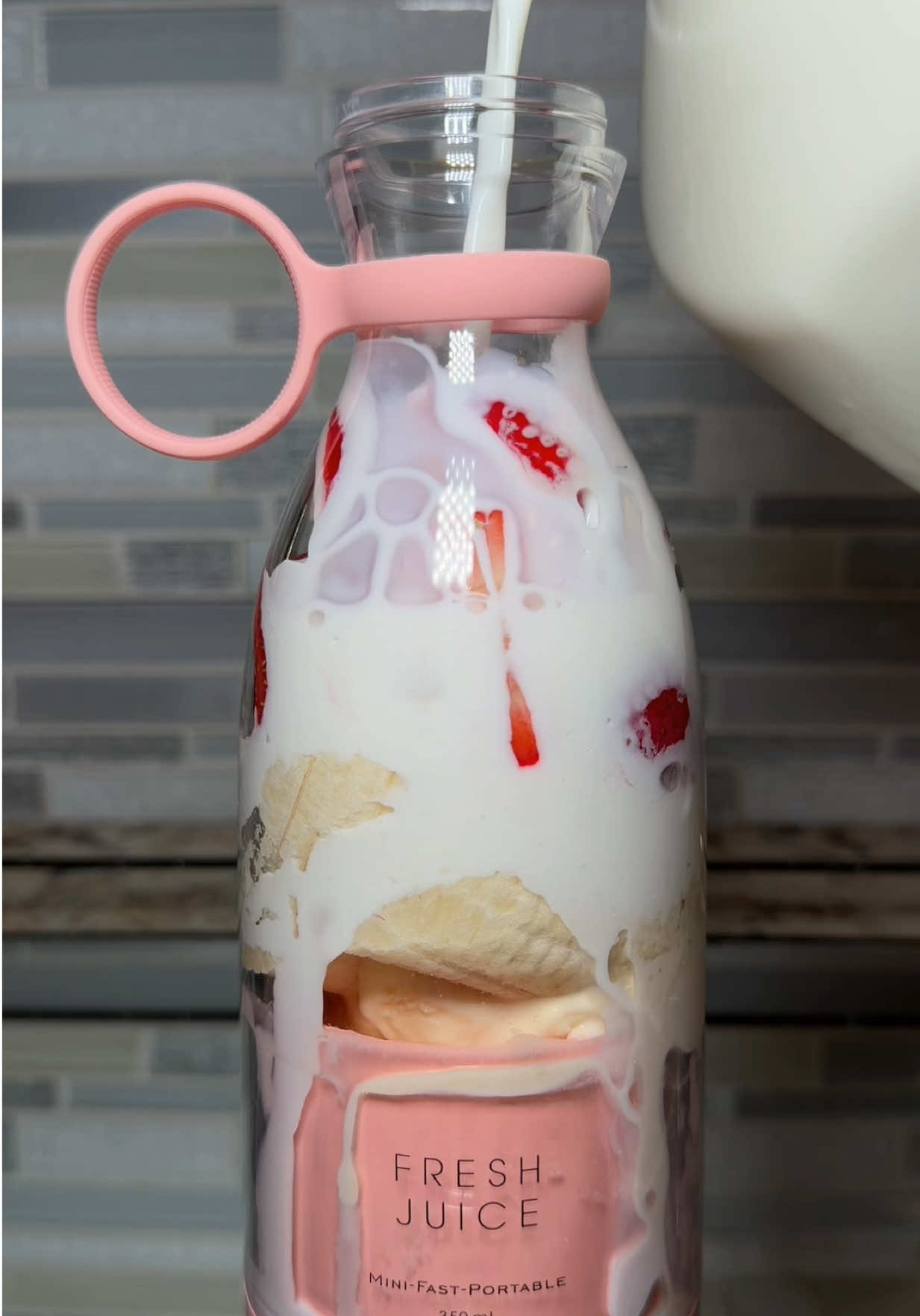 Strawberry Banana Milkshake 🍓🍌 #freshjuice #smoothie #milkshake #portableblender #foryoupage 