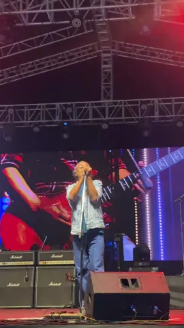 NEPATHYA हातमा कलम हुनेहरू, कलम लिएर उठ्! ✍️ #nepathya #nepathyaconcert #nepathyalive #amritgurung #pokhara 