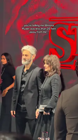 She’s literally breathtaking omg #strangerthings5 #strangerthings #redcarpet #winonaryder #joycebyers 