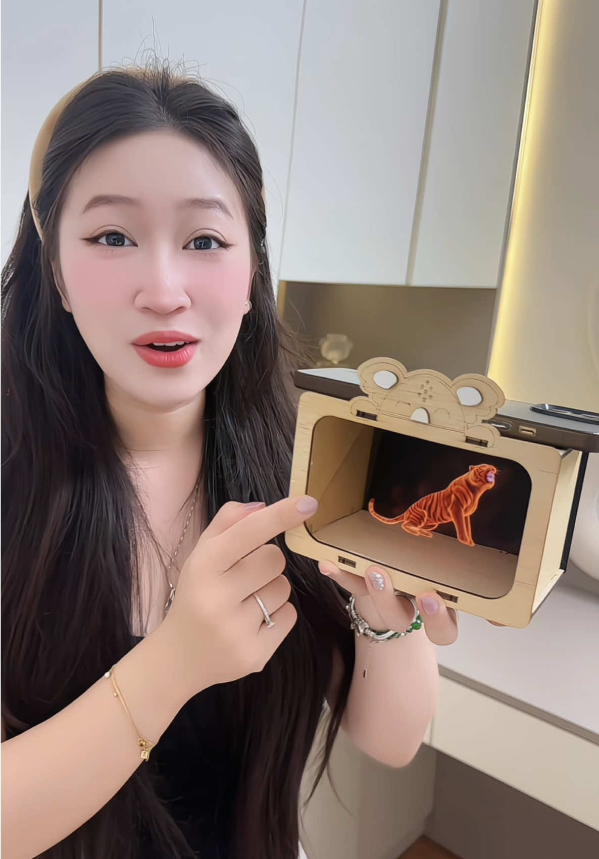 Lắp nhanh gọn dễ dàng, bé khám phá thế giới bằng hình ảnh 3D sắc nét, bé nào cũng thích mê ❤️ #embunne #embunreview #hopchieuphim3d #hopchieuphimhologram #hopchieuphim 