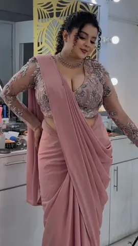 අපි අහුවෙයි ඔවට🙂‍↔️❤️☝️#CapCut #viralvideo #smashcrash #neera #saree   @RJ fashion  @Ceylon bridal 