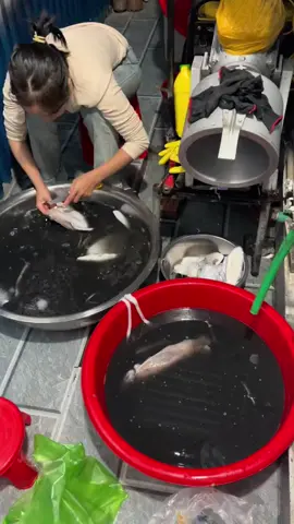 23h15 em vẫn miệt mài bóc mực để làm chả.gửi đi cho khách tỉnh