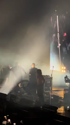 Debo admitir que si me dio risa JAJAAJAJSJSJAAJAJ Y SE LEVANTA COMO SI NADA @Miltondrm Pdta: sigo viendo los videos de ayer y todavía no me creo todo lo que sentí con ese concierto, los amo mafiosos @LATIN MAFIA  #latinmafia #parati #nuncahesidohonesto #concierto 