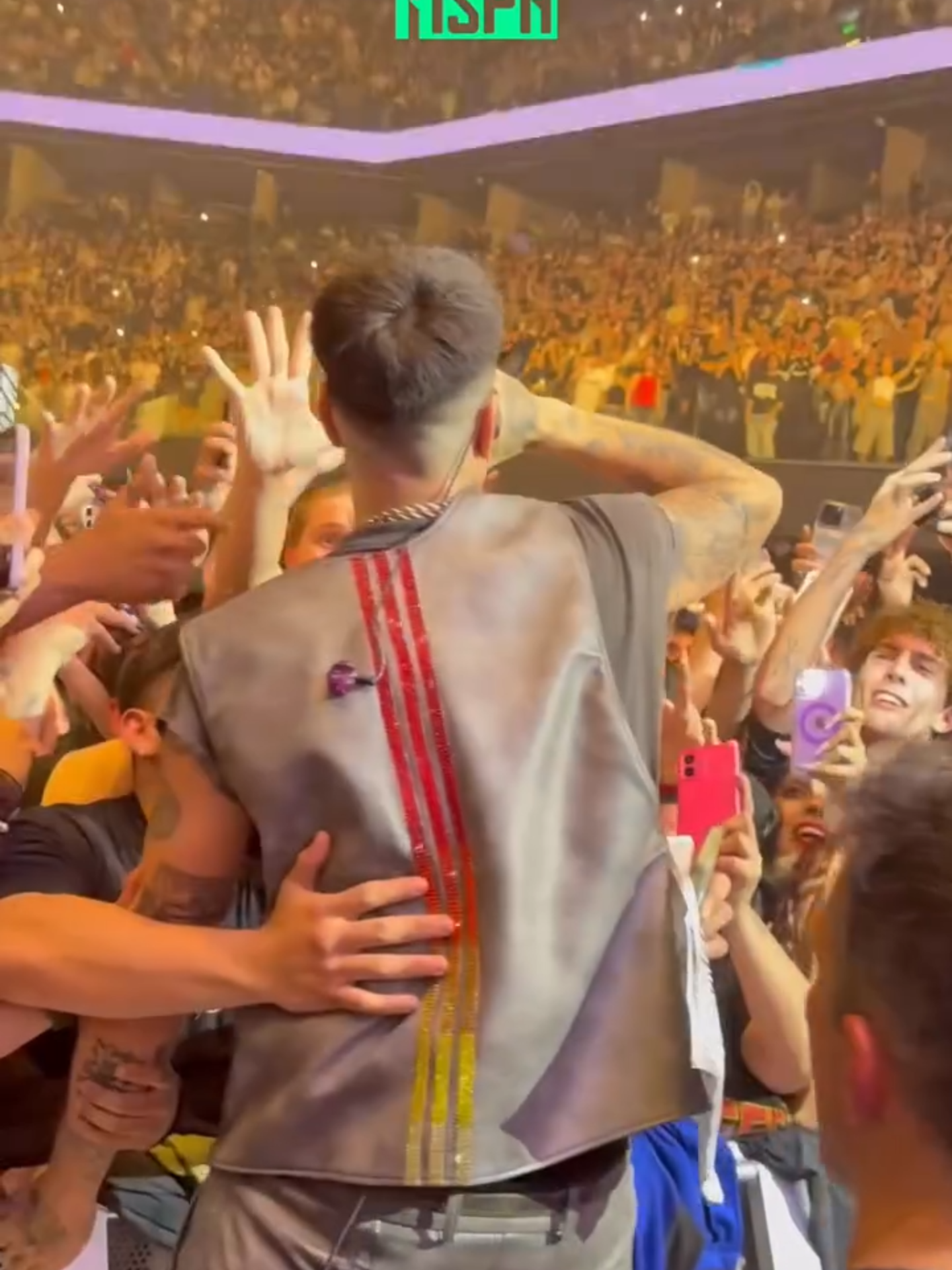 Duki agitando a la gente en el Movistar Arena de Buenos Aires #Duki #MovistarArena #ameri