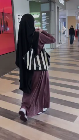 Liat tas casual yang aku suka😍simple tp pas dipakai keliatan kece🕶️🖤#oowinkk #taswanita #totebag 