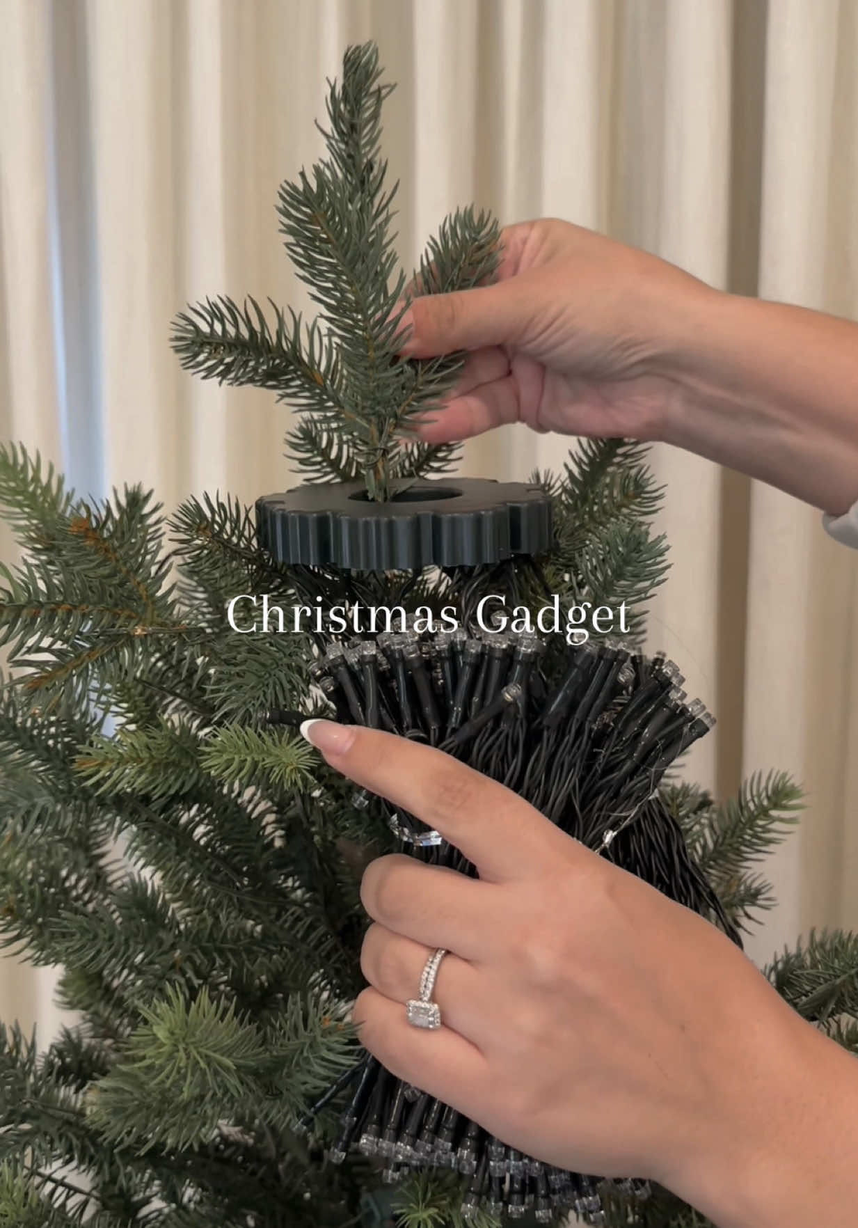 Lighting your tree in 2 minutes!🎄Link is in my bio under the “Christmas” button!✨  #christmasfinds #amazonfinds #christmasdecor #christmastree #holidaydecor 