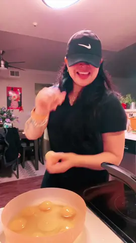 Haciendo cena y desayuno ajjaajajja para que mis enanos  coman por la mañana ……..ya que mami trabaja todo el dia mañana🥰 una mamá responsable 