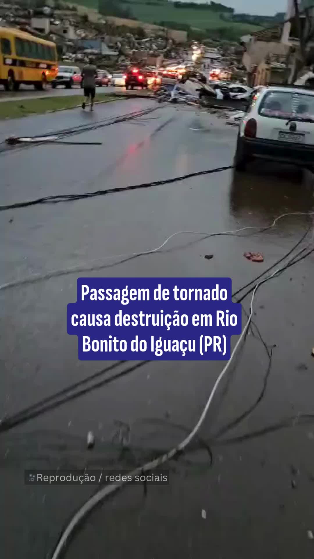 Um tornado deixou um rastro de destruição hoje no Paraná, na região de Rio Bonito do Iguaçu. O fenômeno se formou pela passagem de um ciclone extratropical pela região Sul, a caminho do Sudeste. Ao menos cinco pessoas morreram e mais de 100 ficaram feridas pela passagem do tornado. ⏩ Acompanhe a cobertura completa no UOL #UOL #PR #Tornado #Ciclone #RegiãoSul 