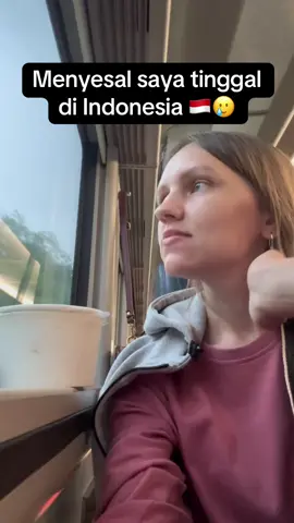 Coba tebak makanan apa itu di jendela?  #istrirusia #bulerusia #slavicgirl #internationalcouple 