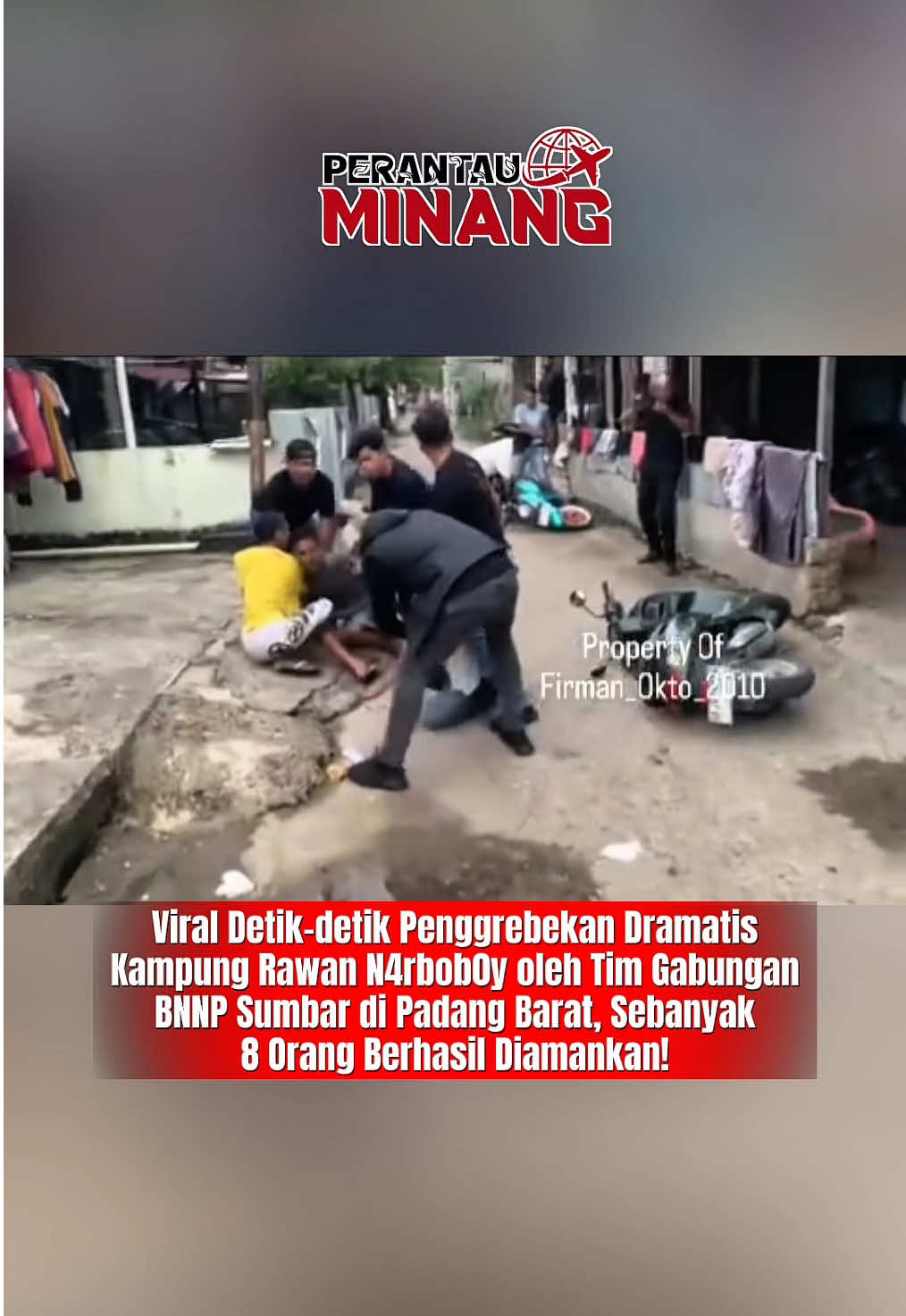 Menurut pantauan informasi yang Da’Per Terima bahwasanya Viral Detik-detik Badan Narkotika Nasional Provinsi (BNNP) Sumatera Barat melancarkan Operasi Terpadu Pemulihan Kampung Rawan Narkotika di kawasan Purus, Kota Padang, Jumat (7/11/2025). Operasi skala besar ini berhasil menjaring delapan orang yang diduga kuat terlibat dalam penyalahgunaan narkotika. Dalam operasi yang dipimpin langsung oleh Kepala BNNP Sumatera Barat, Brigjen. Pol. Dr. Ricky Yanuarfi, tim gabungan menemukan sejumlah barang bukti yang signifikan dari lokasi penggerebekan, termasuk dua paket kecil sabu dan sembilan alat isap sabu (bong). “Operasi ini merupakan komitmen serius kami untuk membersihkan wilayah yang selama ini teridentifikasi sebagai ‘Kampung Rawan Narkotika’. Kami berhasil mengamankan delapan orang dan sejumlah barang bukti yang menguatkan dugaan penyalahgunaan,” tegas Brigjen. Pol. Dr. Ricky Yanuarfi, mengawali kegiatan dengan apel persiapan di Kantor BNNP Sumbar. Operasi yang dilaksanakan di Jalan Pasir Purus Atas, Kelurahan Rimbo Kaluang, Kecamatan Padang Barat, Kota Padang, melibatkan kekuatan personel gabungan yang masif, total mencapai 115 orang. Selain terduga penyalahguna, tim gabungan juga menyita berbagai barang bukti lain yang mengindikasikan aktivitas penyalahgunaan dan transaksi narkotika di lokasi tersebut: - 2 paket kecil narkotika jenis sabu. - 9 Buah alat hisap sabu (bong) yang terbuat dari botol bekas. - 50 Buah Kaca Pirex. - 5 Buah Handphone. - 4 Buah Korek Api. - 2 Unit Kendaraan Roda Dua (R2). “Saat ini, seluruh terduga penyalahguna dan barang bukti yang diamankan telah dibawa ke kantor BNNP Sumatera Barat. Mereka akan menjalani proses pemeriksaan lebih lanjut sesuai dengan ketentuan hukum yang berlaku untuk mengungkap jaringan dan tindak lanjut rehabilitasi atau pidana,” pungkasnya. Bagaimana Tanggapan dari Dunsanak kasadonyo🤔? Jangan lupa bantu di Share Dunsanak.. - - - Follow Da’Per Sanak agar tidak ketinggalan berita terupdate lainnya! Sc: Sakato.co.id ,Video by @firman_okto_2010 #perantauminang #infosumaterabarat #sumaterabarat #padang #fyp 