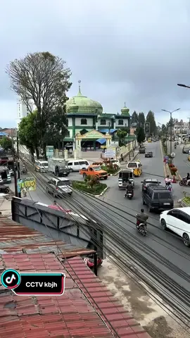 Sabtu pagi arus kendaraan belum mengalami peningkatan dimana biasa nya untuk hari hari weekend jln jamin ginting simpang3 masjid agung padat dan kadang terjadi kemacetan…untuk smuanya yang mau melintas dari medan arah kabanjahe maupun sebalik nya tetap hati hati jaga keselamatan di jalan  HAPPY WEEKEND mimin ucapkan #fypシ゚  #kalakkarotiktok  #karo 