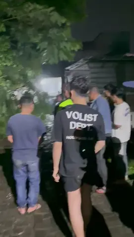 tidak kebayang jika ada orang lewat terus ini roboh. waduh syukurlah g sampai roboh.  polisi juga dg sigap datang ke lokasi. #malang #dramamim #yaimim #sahara #miminez 