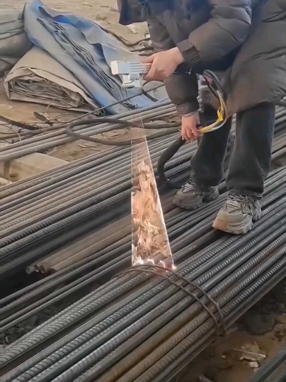 Next-Level Rust Removal! 💥 #LaserCleaning   #MetalFabrication   #IndustrialTech   #SmartEngineering   #welding 