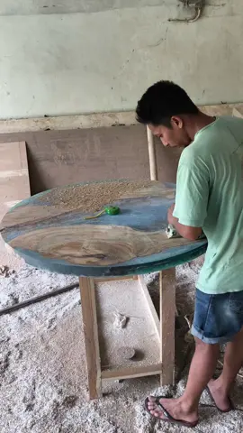 progres meja resin bulat diameter 120cm tebal 5cm tinggi 78cm material resin dan kayu trembesi..info pemesanan cek profil. #epoxy #resinart #furniture #jeparawoodresin #fyppppppppppppppppppppppp 