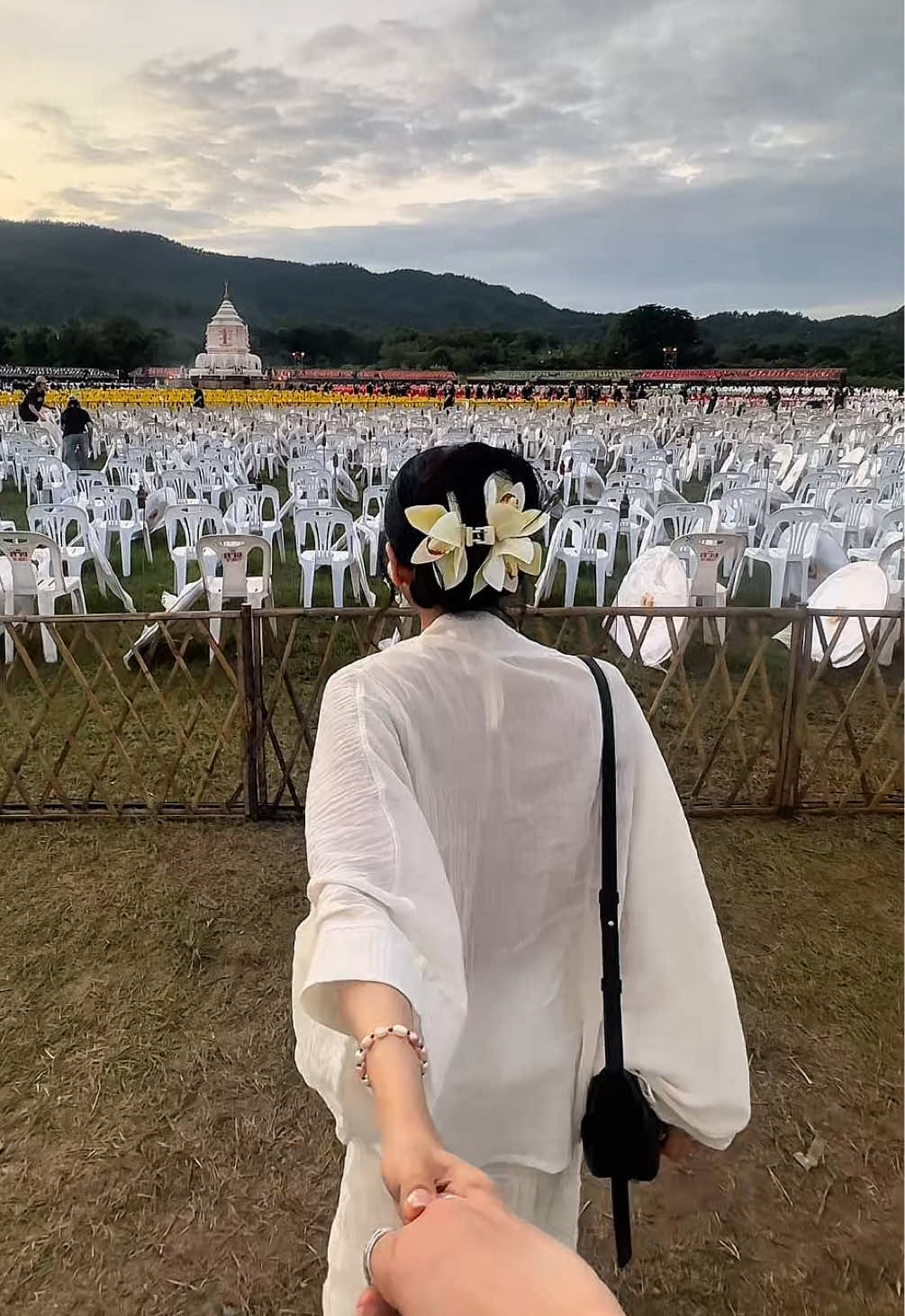 such a surreal view ✨ it truly felt like i was in a whole new world 🥹 one of the most magical moments i’ll remember forever 🏮💛 📍Yi Peng Lantern Festival, Chiang Mai, Thailand (CAD Yi Peng Khomloy) งานยี่เป็งเชียงใหม่ Loy Krathong #lanternfestival #yipenglanternfestival #chiangmai #loykrathong #thailandtravel 