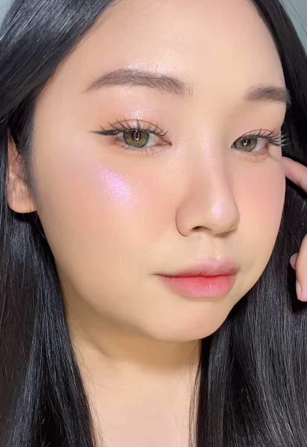 chameleon highlighter! grabeeee ang ganda 😭🫶🏻 #trending #chromeeyeshadow #makeup #highlighter #highlight 