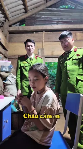 Cảm ơn cô @👩🏻‍🏫 Vân Anh Đặng với món quà đầy ý nghĩa, Chúc em thật nhiều sức khỏe và thành công 🥰#quansim36 #conganxa #viral #xuhuong 