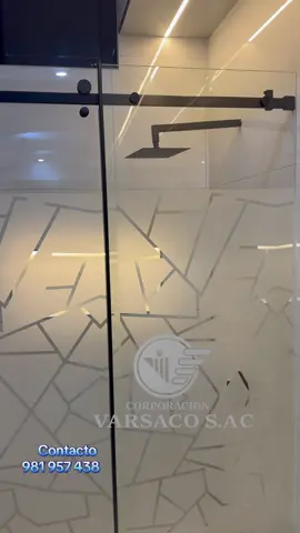 Elegancia y precisión en cada detalle. #PuertaDeDuchaEuro #VidrioTemplado #DiseñoElegante #BañoModerno #PloteoDecorativo   