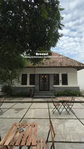 Cabang terbarunya dari dreezel coffee salah satu kopi fav warga Bandung wajib save dan mampirin yaa 🥰 . . . . . . . #dreezelcoffee #coffeeshopbandung #cafebandung #cafeaesthetic  #creatorsearchinsights 