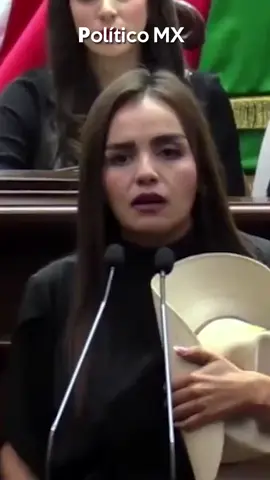 🔴 Grecia Quiroz, esposa de Carlos Manzo, se presentó en el congreso de Michoacán para protestar al cargo de alcaldesa sustituta, pero también llegó con un fuerte y claro mensaje, de que la lucha que inicio Carlos continuará.  #CarlosManzo #Michoacán #México 