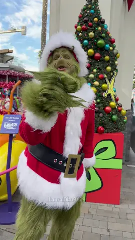 Humorous interactions with Grinch#grinch #christmasprank #prank #viral #toofunny 
