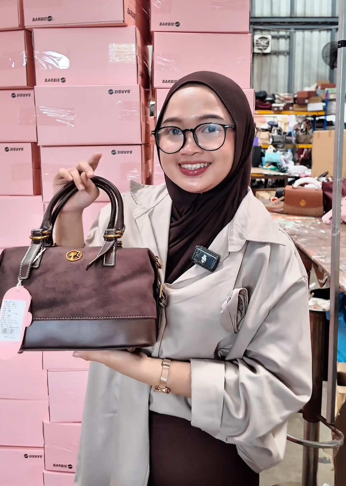 Kak Dona lagi bahagia bgt karena tas bestseller kemarin udah ready lagi🤩💗 Yuk yang mau dapet diskon join live sekarang bestie 🫶🏻‼️   #tasgrosirimport #racuntgi #barbie #bestseller #fyp 