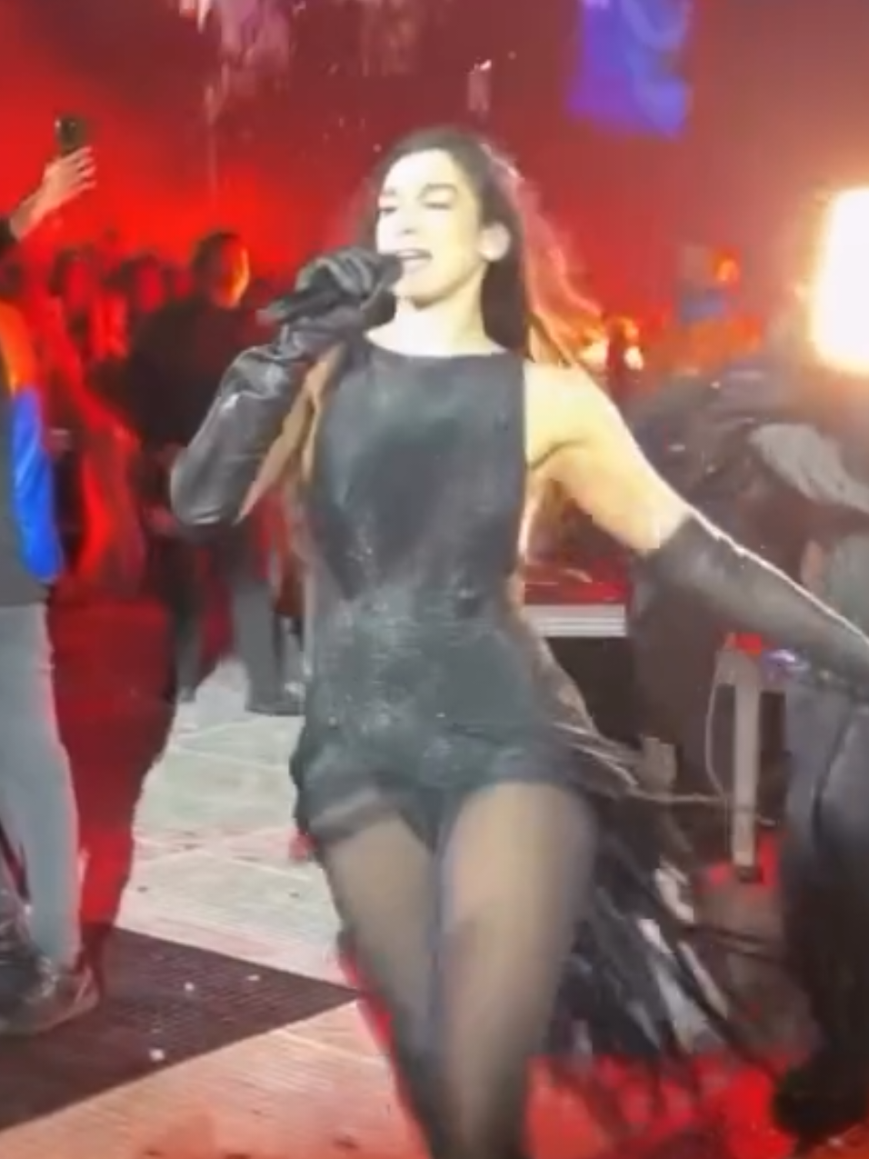 📹 | Dua performing 