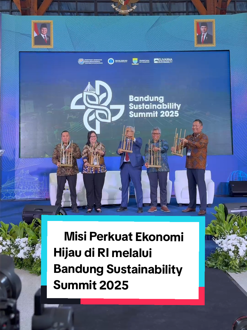 Bandung Sustainability Summit 2025 resmi digelar untuk pertama kalinya selama 6-7 November 2025, di Aula Barat Institut Teknologi Bandung.  Acara yang menjadi pertemuan lintas sektor ini menjadi wadah perumusan masa depan dan lingkungan yang lebih hijau melalui kolaborasi. Simak infonya, Uzoners! #taudariuzone #uzoneid #BandungSustainabilitySummit2025 #esg #indonesia