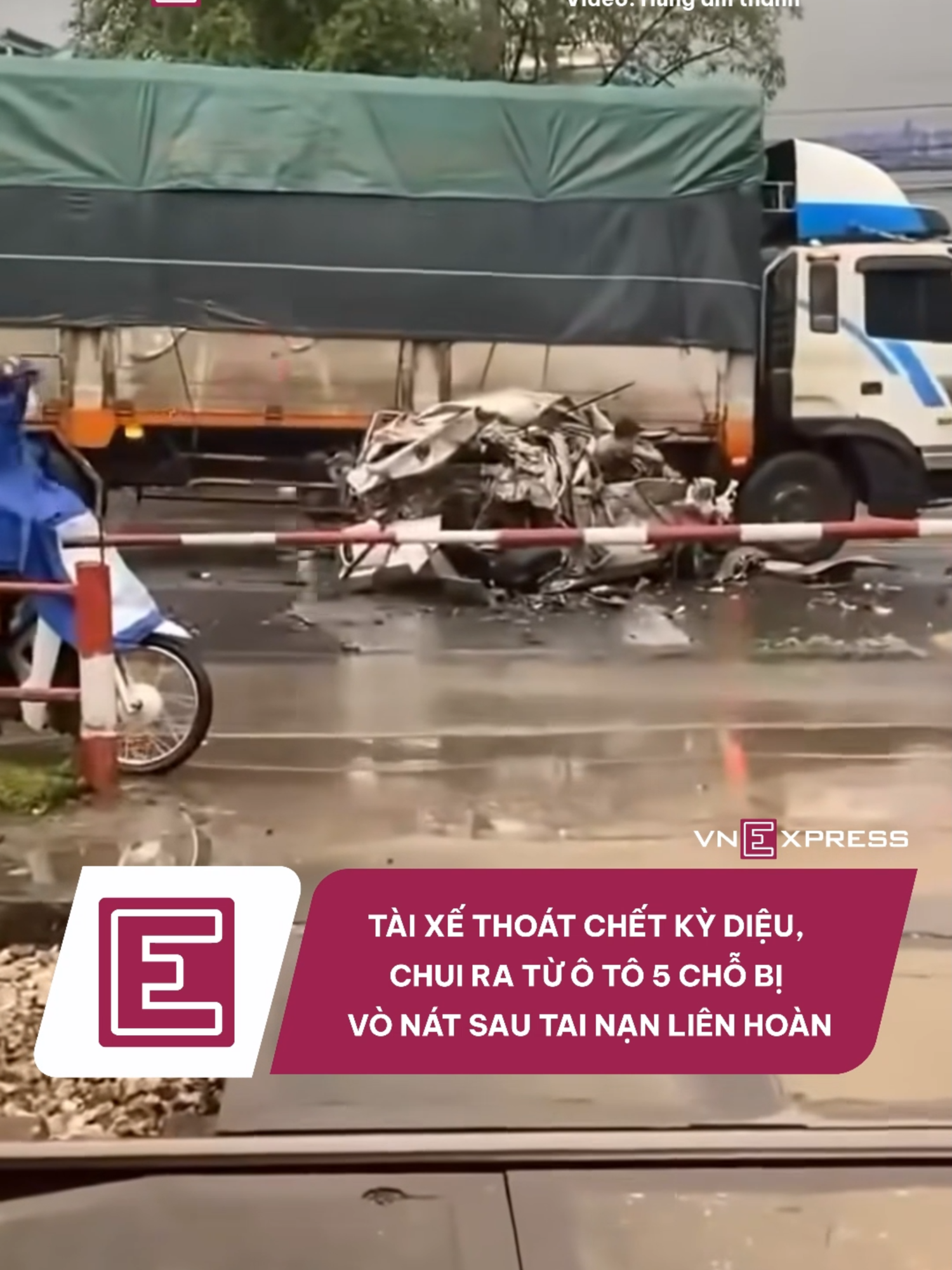 Ninh Bình: Ôtô 5 chỗ do anh Nguyễn Quý Dương lái trên quốc lộ 1A bị hai xe tải chạy cùng chiều đâm va liên tiếp, làm nát vụn, sáng 8/11.