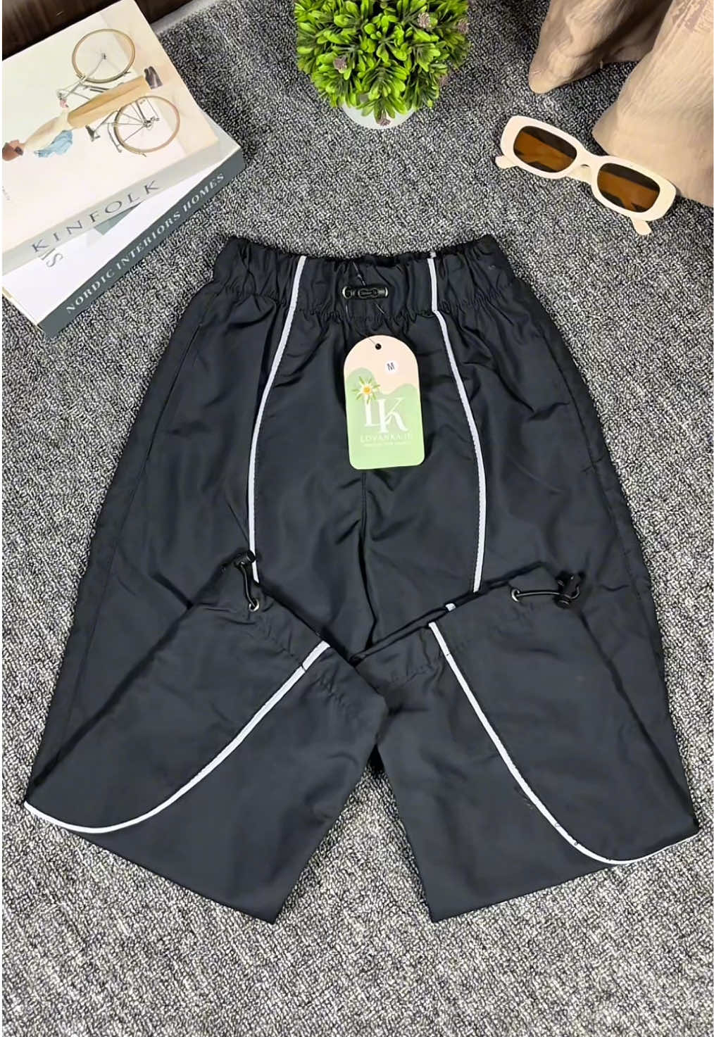 sikecil jangan mau kalah keren sama temen-temennya emang celana ini parah keren banget bun 🤩#outfitideas #OOTD #baggypants #kalcer 