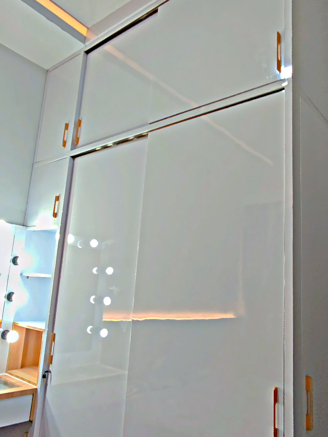 Lemari pakaian custom meja rias ,, minimalis modern ✨ ,, Mas Yayad Mojokerto ✅,, yang mau seperti ini bisa kami wujudkan langsung loh 😍😍 Bisa custom sesuai keinginan dan budget loh😍😍 segera konsultasikan kepada kami gratis 👇👇 Kami juga menerima pesanan seluruh area Jawa Timur meliputi : - Kitchen set - Backdrop tv - Partisi/penyekat ruangan - Minibar - Lemari custom - Bed custom - Meja rias - Kusen pintu jendela - Renovasi rumah dll Info harga, konsultasi gratis, dan pemesanan bisa hubungi :  085-607-575-264 085-790-833-900 partner @KREATORMEUBEL  #dekorasikamar  #interiormojokerto #lemaricustom #dipancustom  #mejarias 