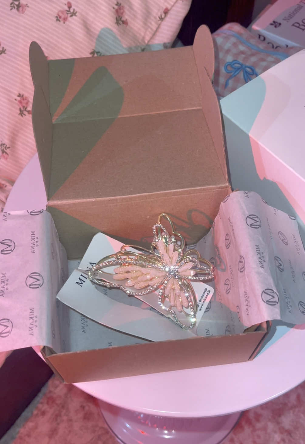 oh, to receive this mikana hair clamp 🥺🦋 #butterflyclamp #hairclamp #mikanahairclamp #giftideasforher #hairaccessories 