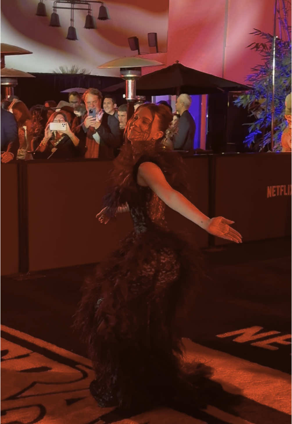 look at all these lovely people! ❤️🖤 #strangerthings5 #strangerthingscast #worldpremiere #milliebobbybrown #finnwolfhard #gatenmatarazzo #calebmclaughlin #noahschnapp #sadiesink #davidharbour #winonaryder #mayahawke #joekeery #nataliadyer #charlieheaton 