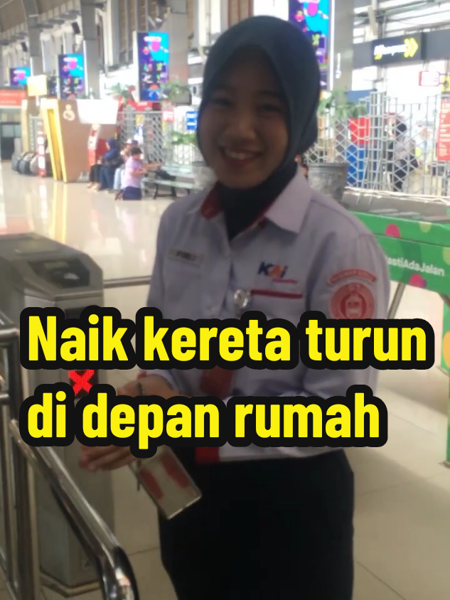 Replying to @unknown._.9272  Reaksi Mas dan Mbaknya benar2 di luar ramalan Nostradamus 🤣🤣 Asyik banget ngobrolnya. Pokoke sukses terus dan lancar rejekinya buat Mas dan Mbak ini 😊🙏 #fypage #lewatberanda #fyp #viral #keretaapi 