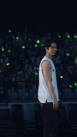 he’s literally the sweetest 🥹 Johnny always making everyone feel seen 🫶🏻 #johnnysuh #nct127 #nct #themomentuminjkt #kpopfyp 