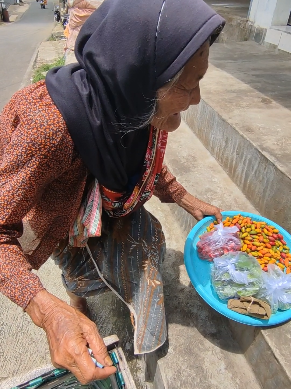 sebagian rejeki kita trkdg dititipkan Allah untuk mereka🥹#fyp #foryoupage #berbagiituindah #pejuangrupiah 