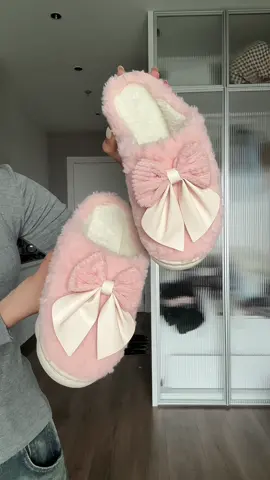 “Dép lông xinh yêu – vừa ấm áp, vừa thời trang cho những ngày lạnh giá ❄️” #thuylinhdts #deplong #giaydep #depditrongnha #dephottrend 