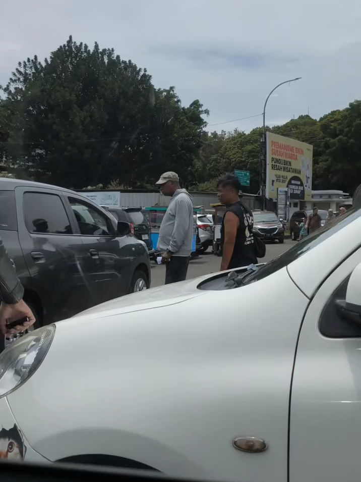 Aksi premanisme di Monumen Perjuangan Rakyat Jawa Barat, depan Unpad Dipatiukur saat wisuda Unpad. Peserta wisuda diarahkan parkir ke komplek monumen, ditarik tarif Rp40 ribu, padahal di karcisnya tertulis Rp30 rb. Lalu saat keluar dipalakin uang lagi sama orang-orang di video itu (jaket abu-abu dan kaos hitam tanpa lengan). Sangat meresahkan. Tolong dibantu up. #dashcam #dashcamindonesia #viraltok #viraltiktok #otomotifindonesia