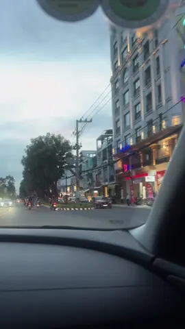 Khung trời nào mà chẵng có bão giông , chỉ khác kẻ lại có chổ trú. Người lại không (: #xuhuong #tuongtac 