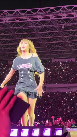 Meleleh bgt d tatap lisa😭😭😭🩷🩷 @LISA #lisa #deadlineworldtour #blackpink #jakarta 