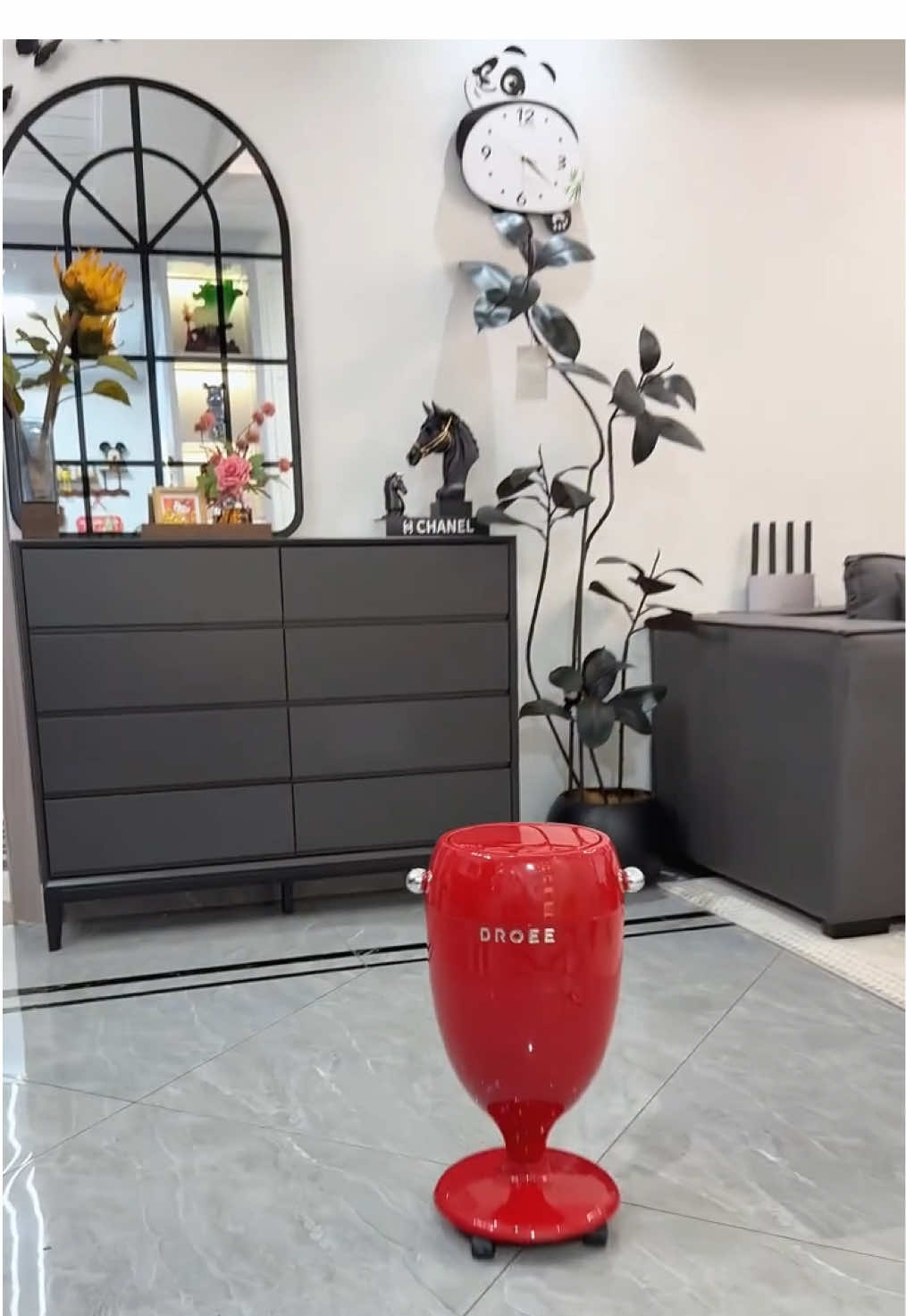 Thùng rác LOVIVER có bánh xe đa năng Thùng đựng rác mở lớn có nắp.##decor##trangtri##giadung##thungrac##thungracthongminh @@Góc Nhà Xinh @@Góc Nhà Xinh @@Góc Nhà Xinh