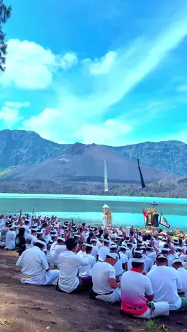 Acara adat bali yang diadakan setahun sekali di gunung Rinjani #fyp #tiktok #lombok #CapCut  