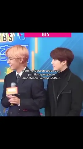 Todos se pasan siempre el micrófono porque nadie queiere hablar pero por cupones de comida gratis hasta se pelean JAJAJAJAJSJKS #bts #btsarmy #funny 