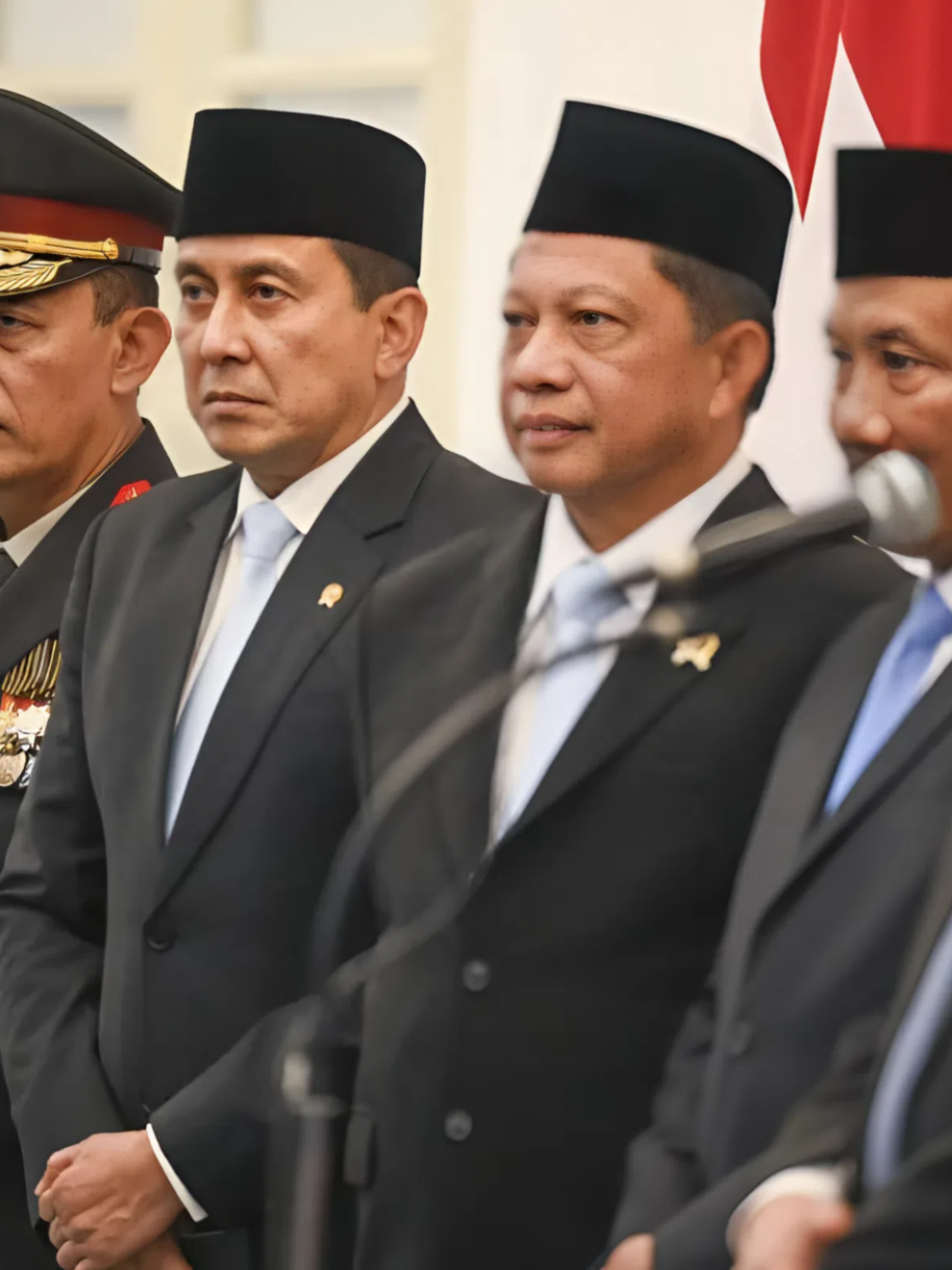 Keanggotaan Komisi Percepatan Reformasi Kepolisian🇮🇩  Adapun para pejabat yang dilantik yaitu: 1. Jimly Asshiddiqie sebagai ketua merangkap anggota; 2. Ahmad Dofiri sebagai anggota; 3. Mahfud MD sebagai anggota; 4. Yusril Ihza Mahendra sebagai anggota; 5. Supratman Andi Agtas sebagai anggota; 6. Otto Hasibuan sebagai anggota; 7. Listyo Sigit Prabowo sebagai anggota; 8. Tito Karnavian sebagai anggota; 9. Idham Azis sebagai anggota; dan 10. Badrodin Haiti sebagai anggota. #reformasipolri #kabinetmerahputih  #réviseur4conflate #foryoupage #foryou 