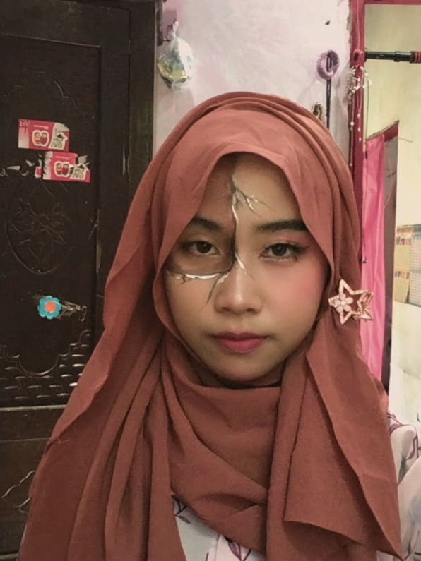 “Dia cantik... sampai kau melihat retaknya.” 🪞🎃 #BrokenDoll #HalloweenMakeup #PotatoHeadTrend #SpookySeason  #makeup 